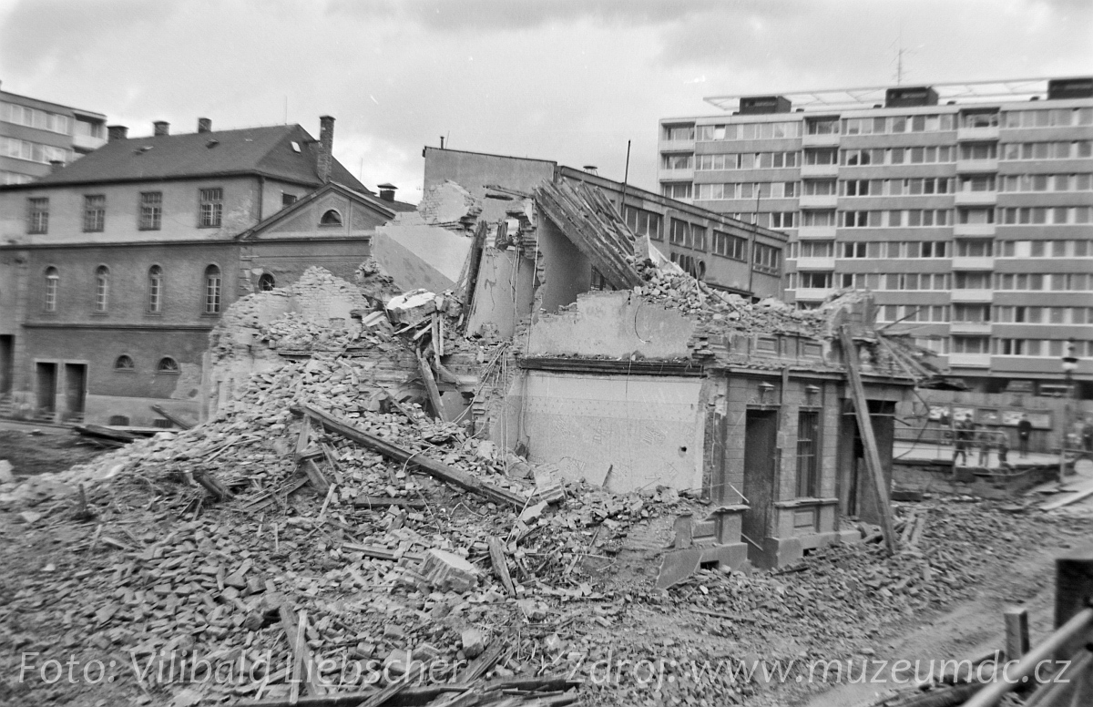 Demolice domu č. p. 409/16 u kina Kotva, Děčín, 1969