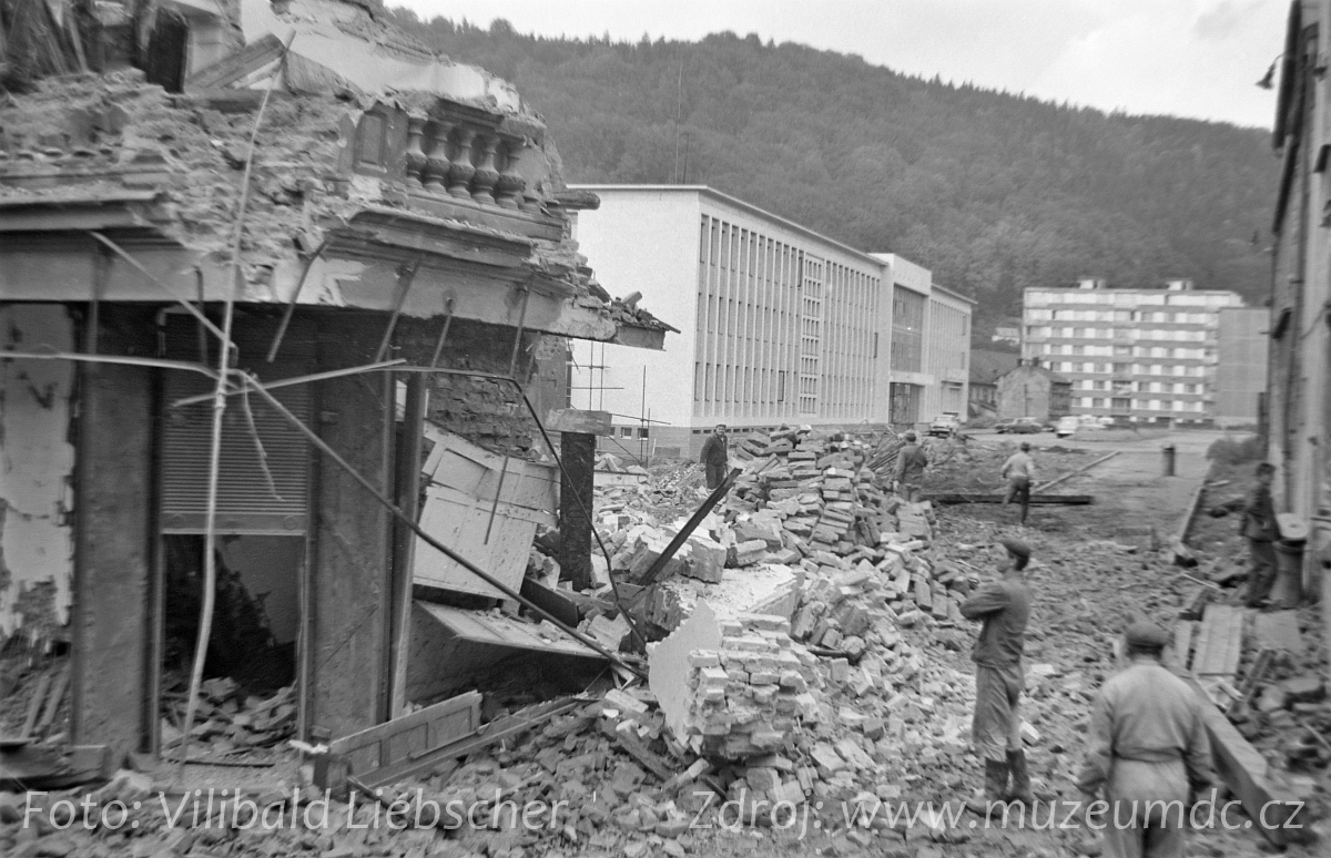 Demolice domu č. p. 409/16 u kina Kotva, Děčín, 1969