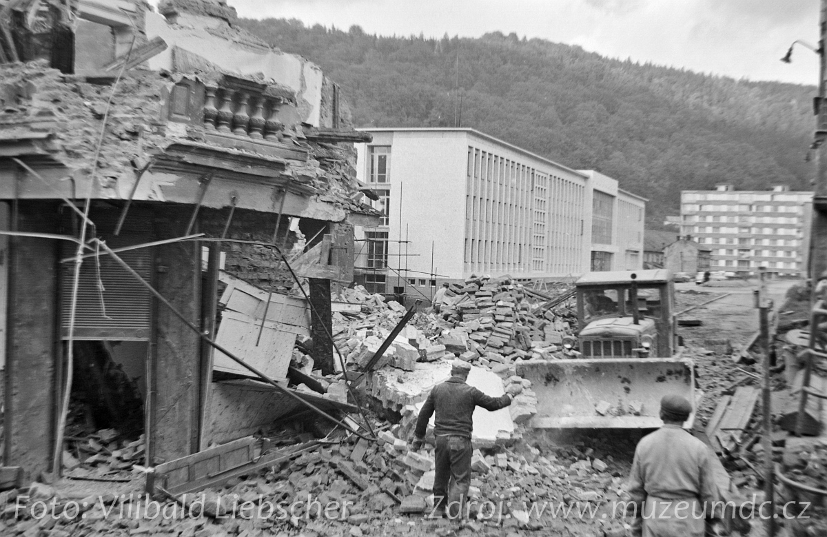 Demolice domu č. p. 409/16 u kina Kotva, Děčín, 1969