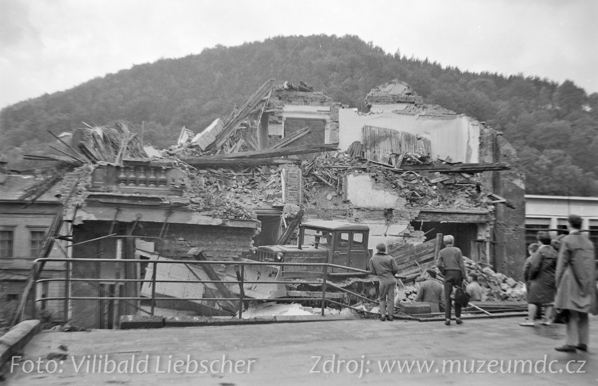 Demolice domu č. p. 409/16 u kina Kotva, Děčín, 1969