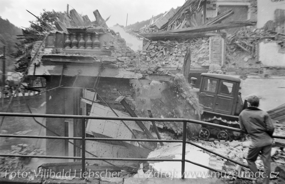 Demolice domu č. p. 409/16 u kina Kotva, Děčín, 1969